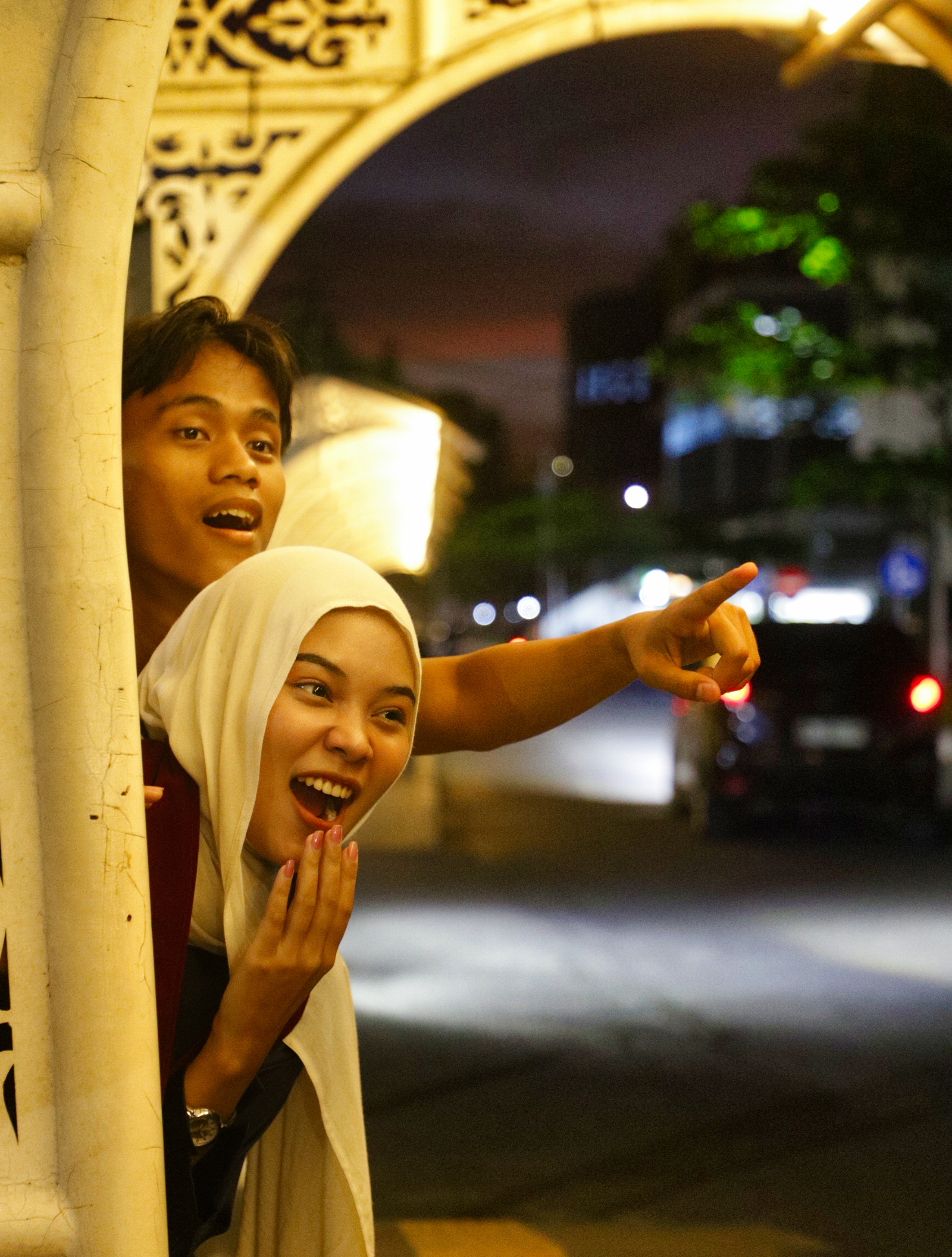 Sesi foto malam candid outdoor wisudawan di Kota Padang
