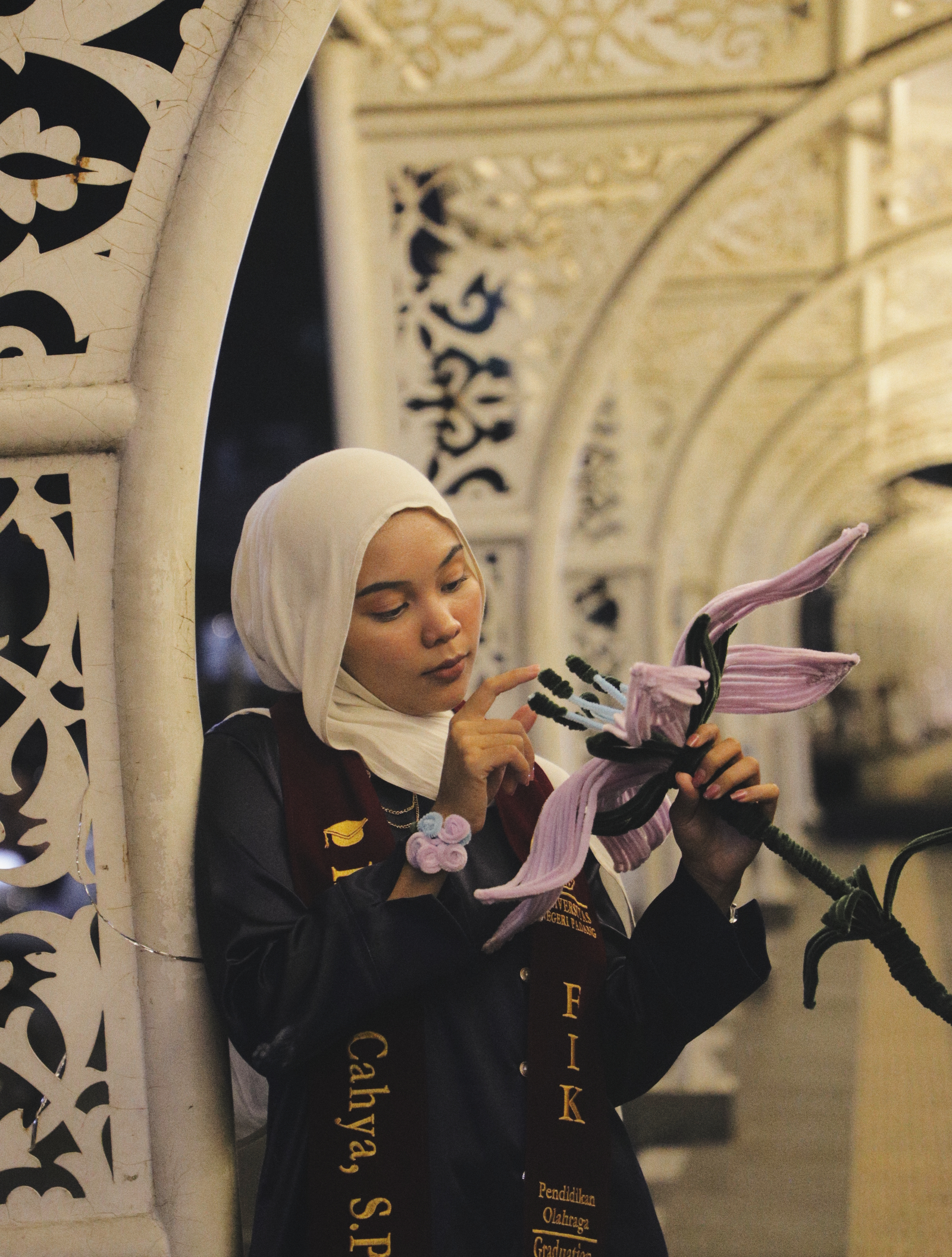 Potret wisudawati di bawah koridor lengkung klasik