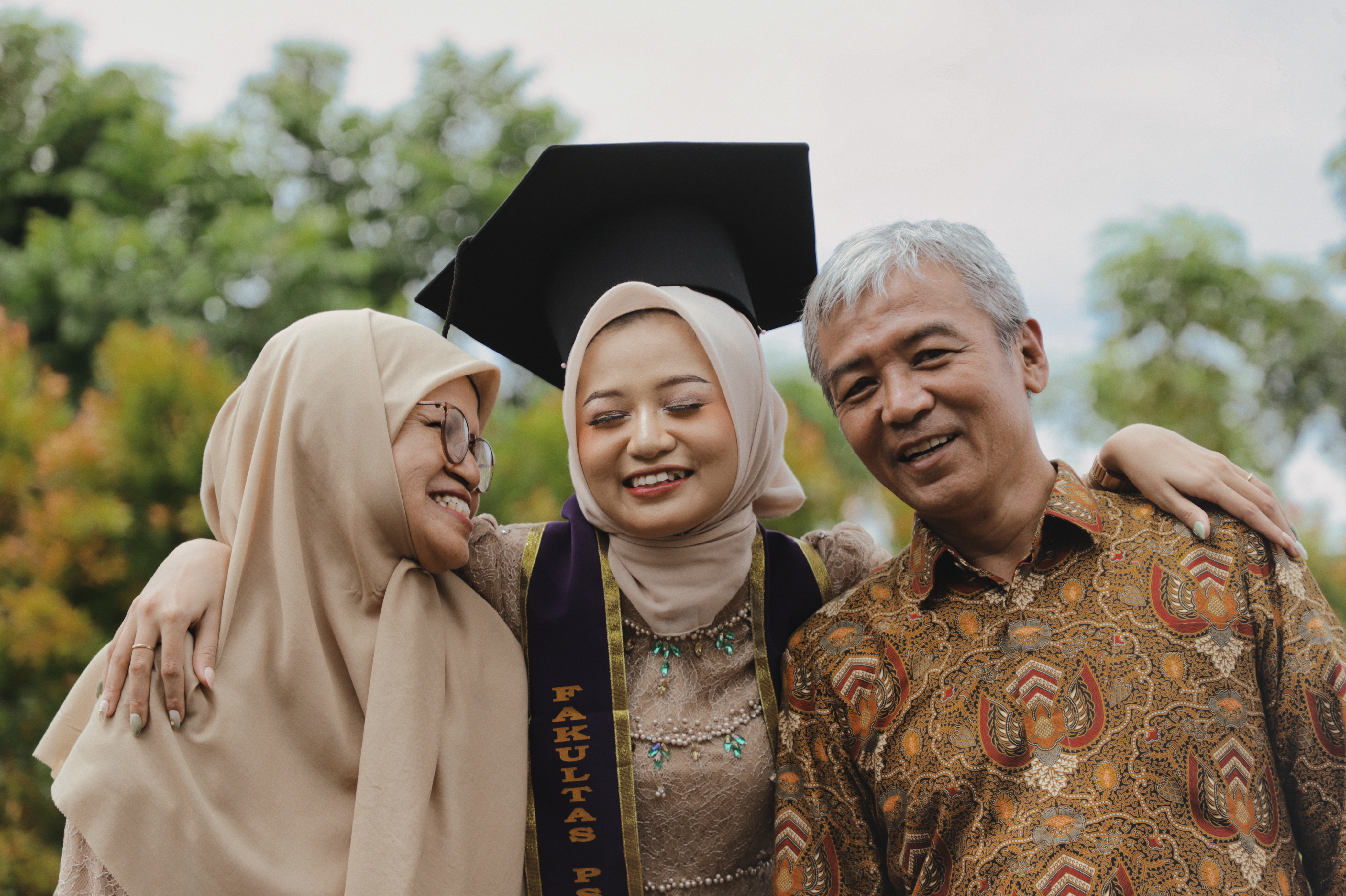Momen wisuda hangat bersama kedua orang tua