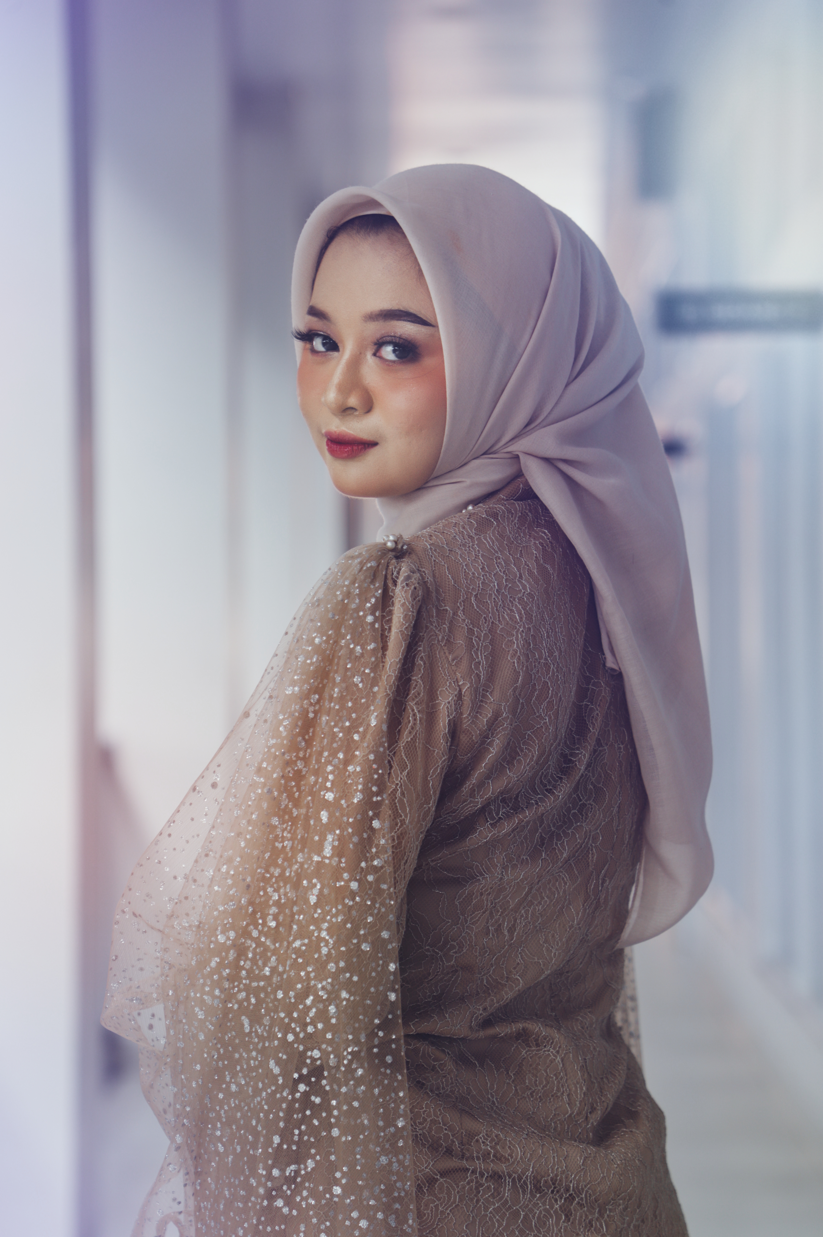 Potret wisudawati anggun mengenakan kebaya wisuda